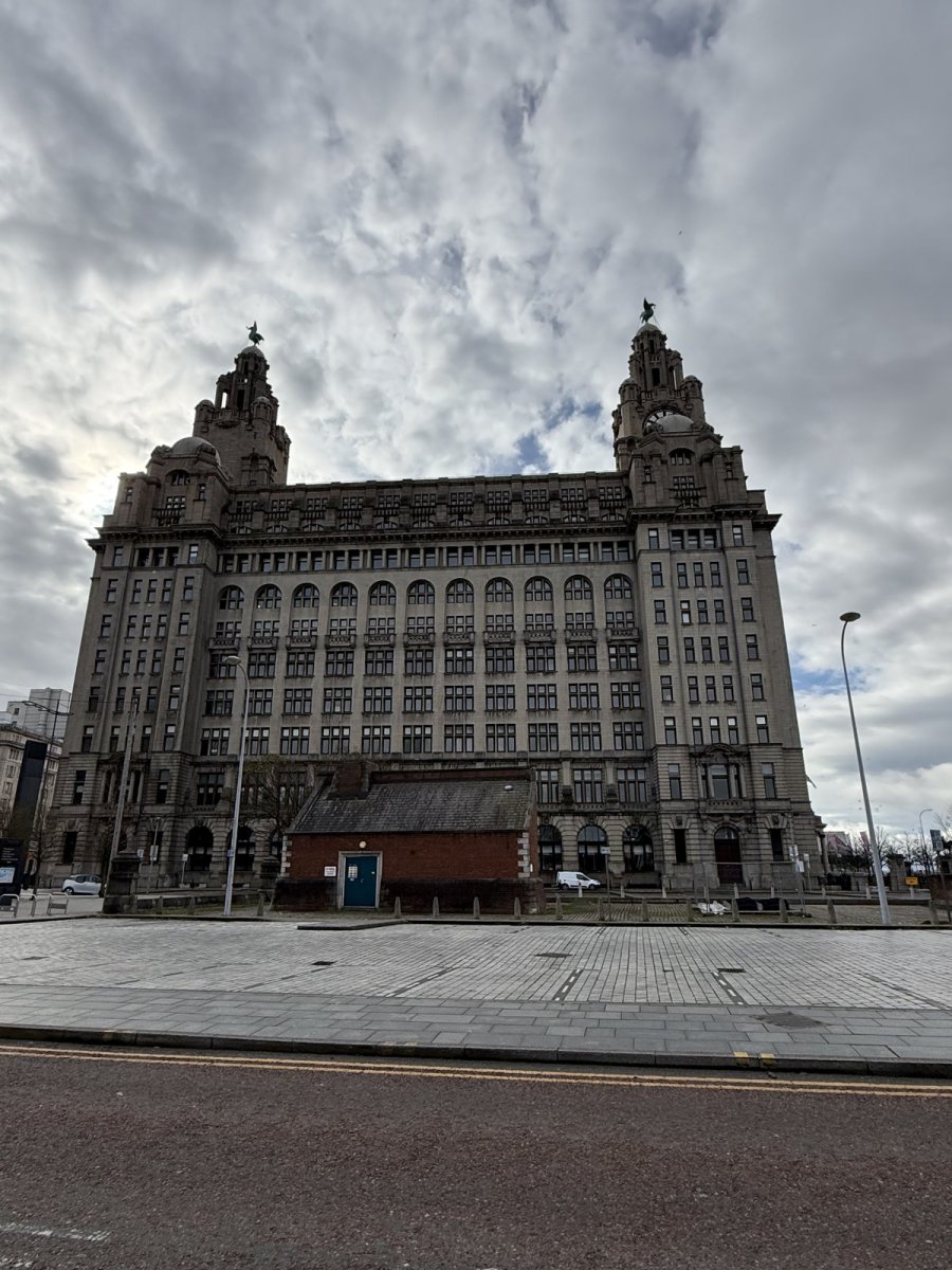 Fassade des Royal Liver Building am Pier Head in Liverpool