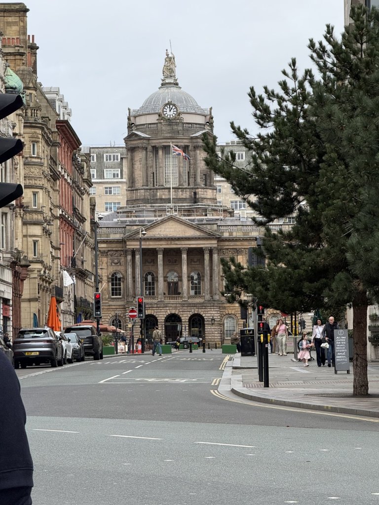 Straße mit Blick auf das Rathaus von Liverpool