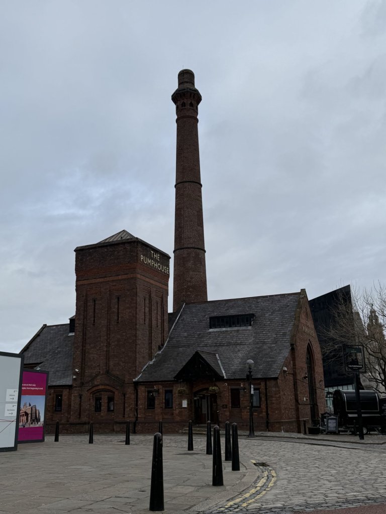 Rotes Backsteingebäude Pumphouse mit hohem Schornstein am Albert Dock