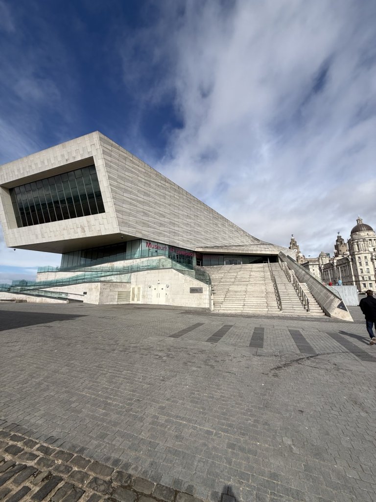 Weißes Museum of Liverpool am Hafen unter wolkigem Himmel