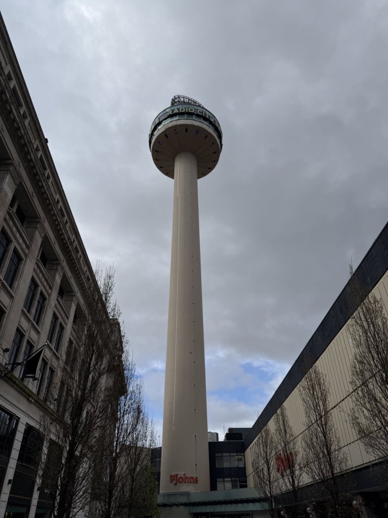 Schlanker Turm Radio City Tower zwischen Häusern in Liverpool