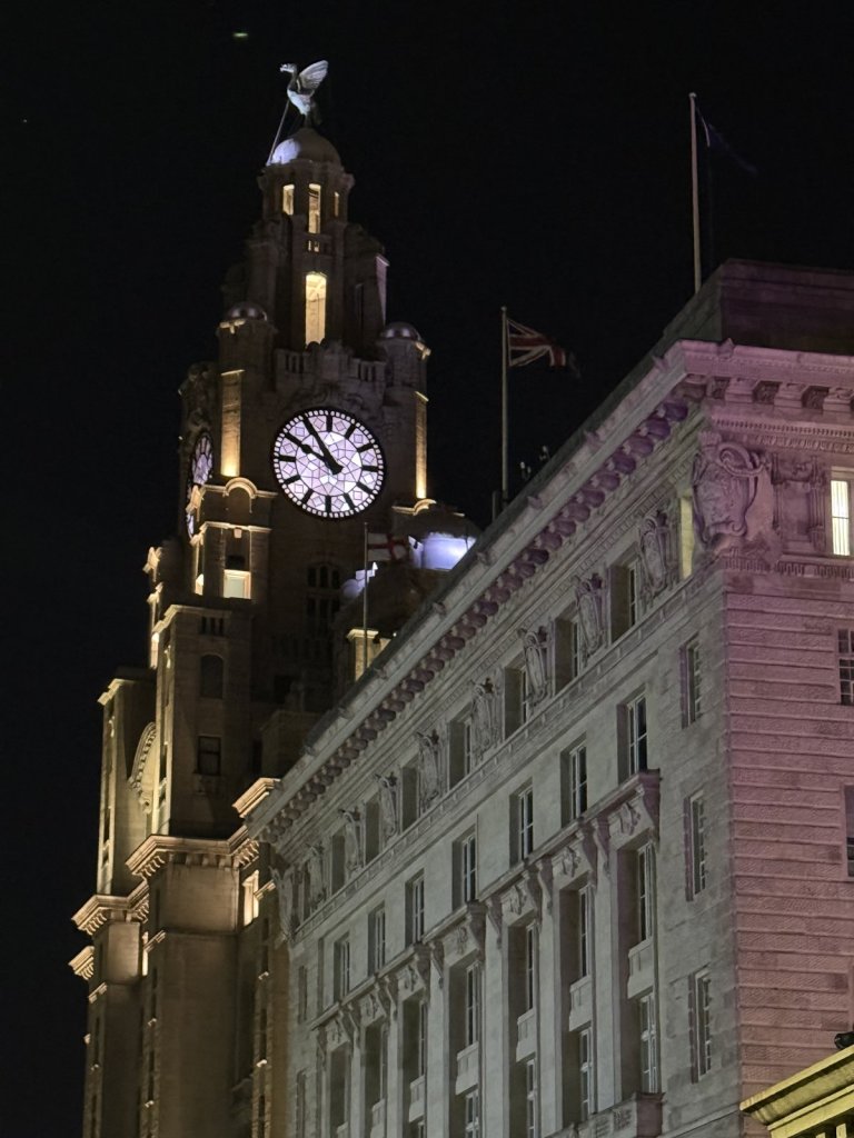 Beleuchtete Fassade des Royal Liver Building bei Nacht mit Uhr