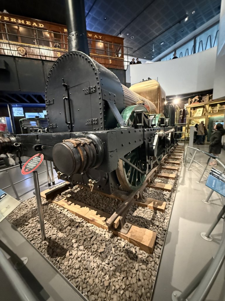 Historische Dampflokomotive in einer Museumshalle in Liverpool