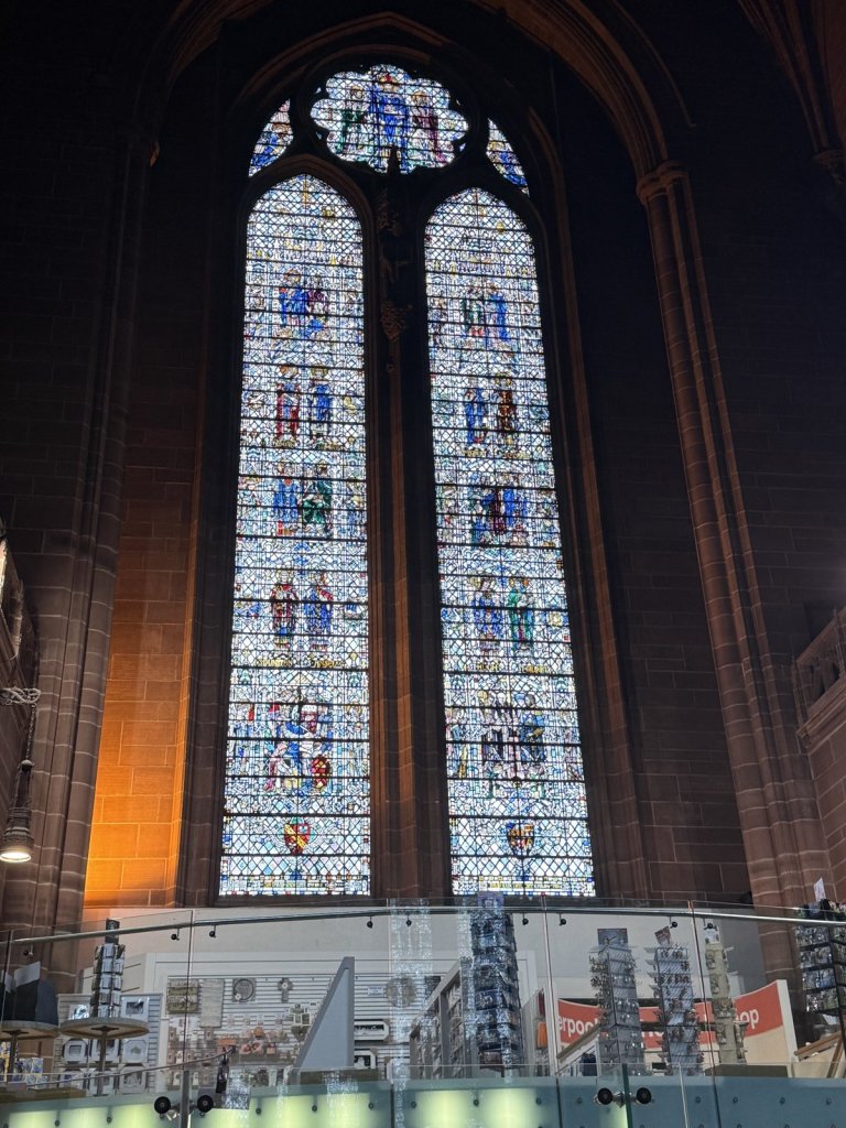 Hohes Buntglasfenster in der Anglikanischen Kathedrale von Liverpool