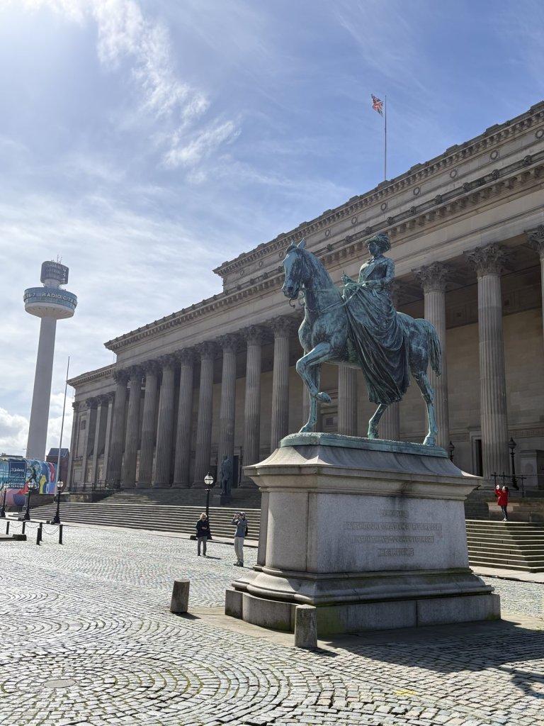 Klassizistische St George's Hall mit Reiterstandbild in Liverpool