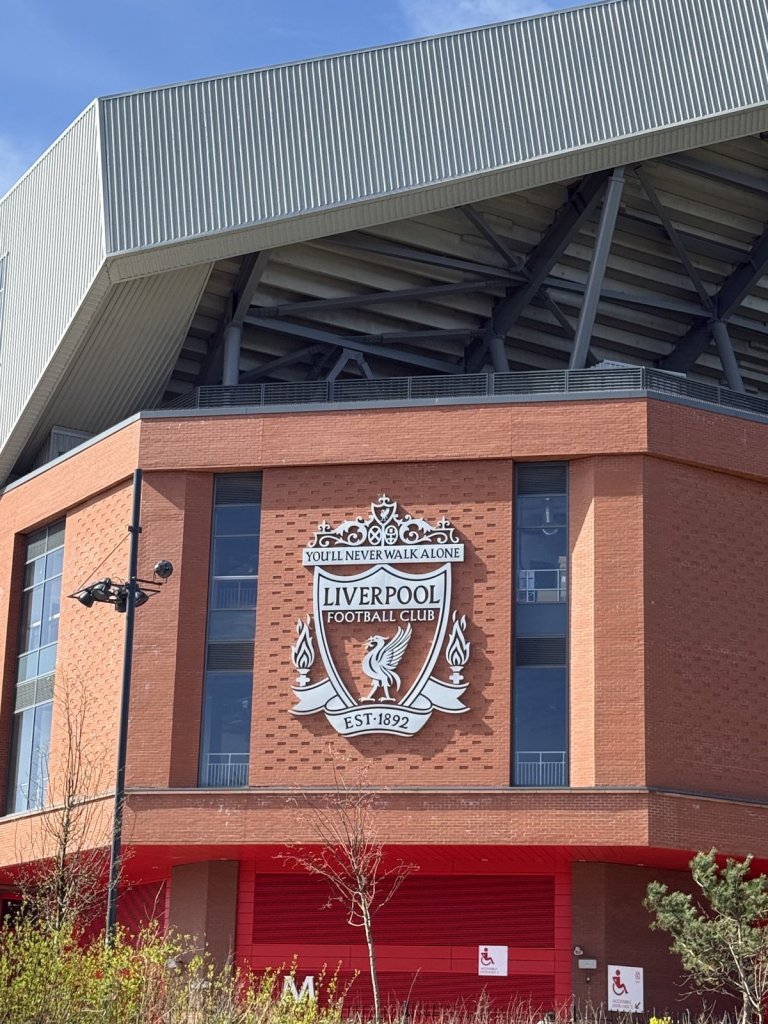 Fassade des Anfield-Stadions mit Vereinswappen