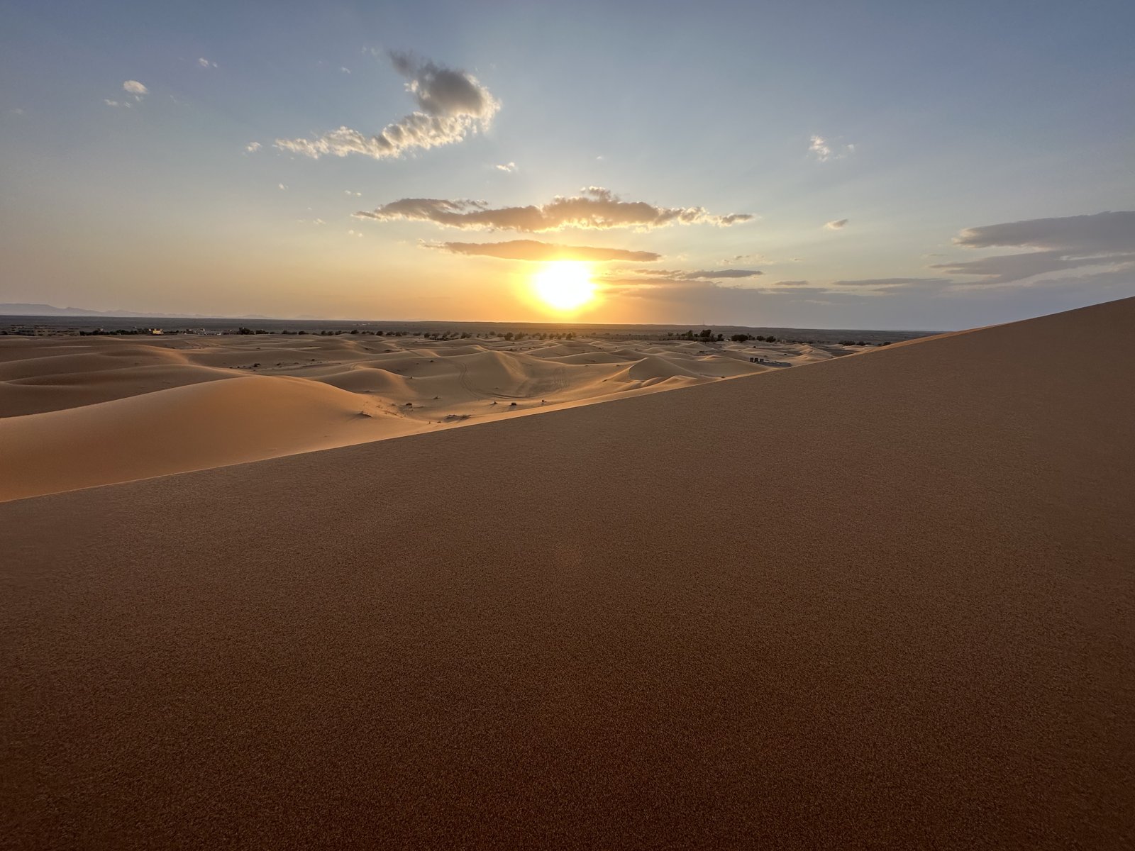 Sonnenuntergang über den Dünen des Erg Chebbi in Marokko