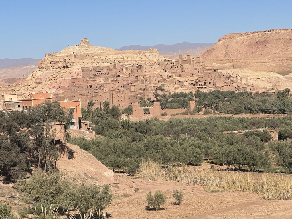 Lehmstadt Aït Benhaddou über einer Palmenoase
