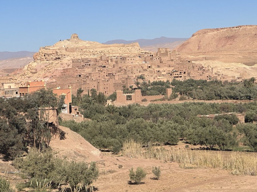 Lehmstadt Aït Benhaddou über einer Palmenoase