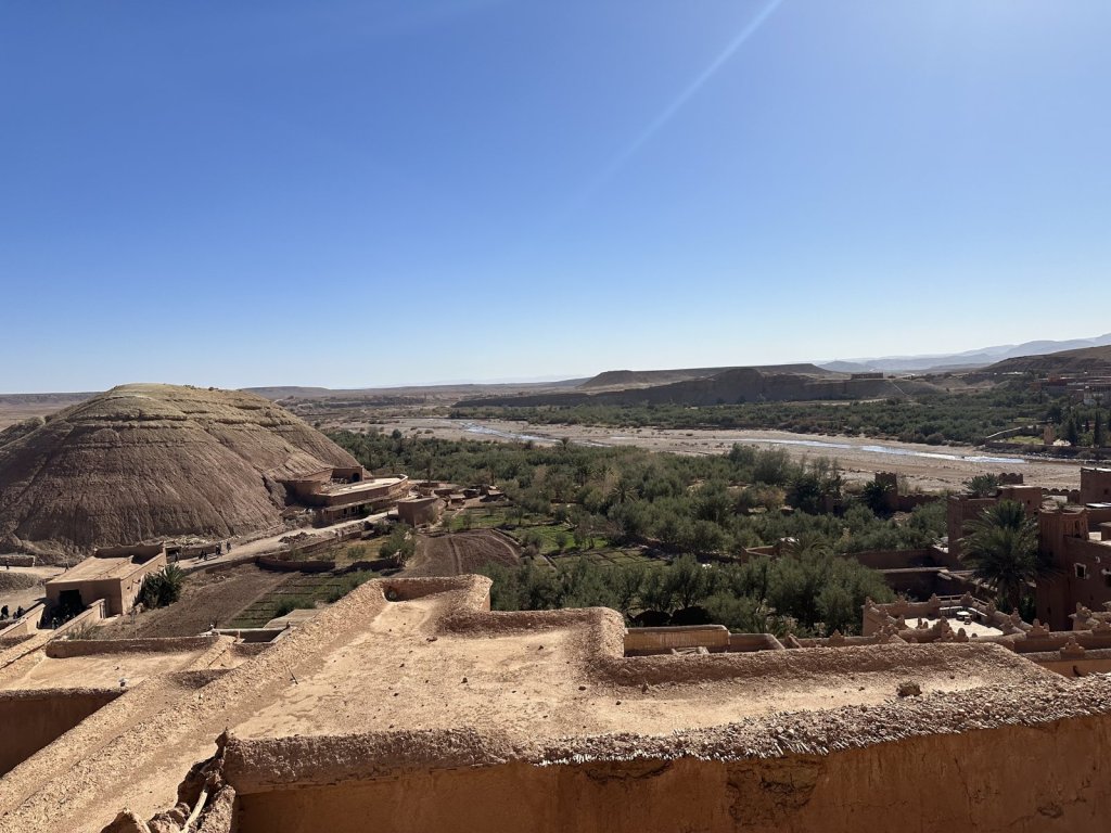 Blick von einem Lehmdach über die Kasbah und das Flusstal