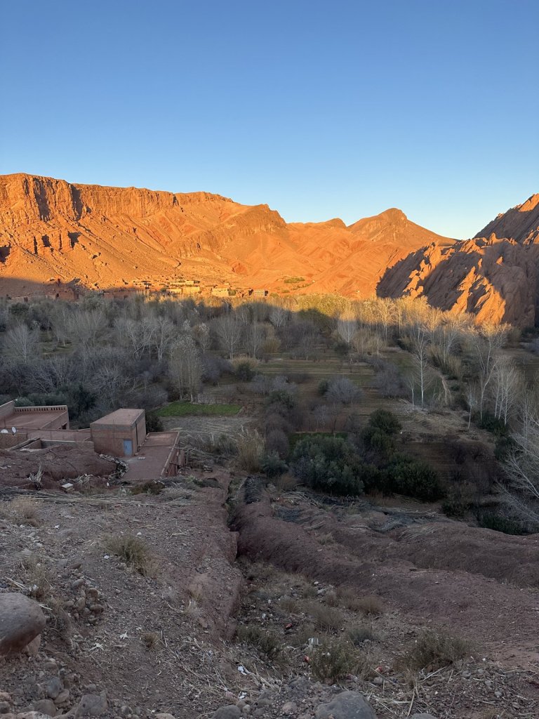 Rote Felsen im Dadès-Tal im warmen Abendlicht