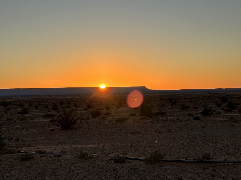 Sonne geht über der Ebene hinter dem Erg Chebbi auf