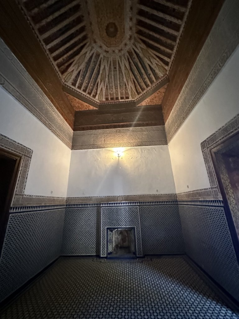 Holzdecke mit Kassettenmuster in einem Raum des Bahia-Palastes in Marrakesch