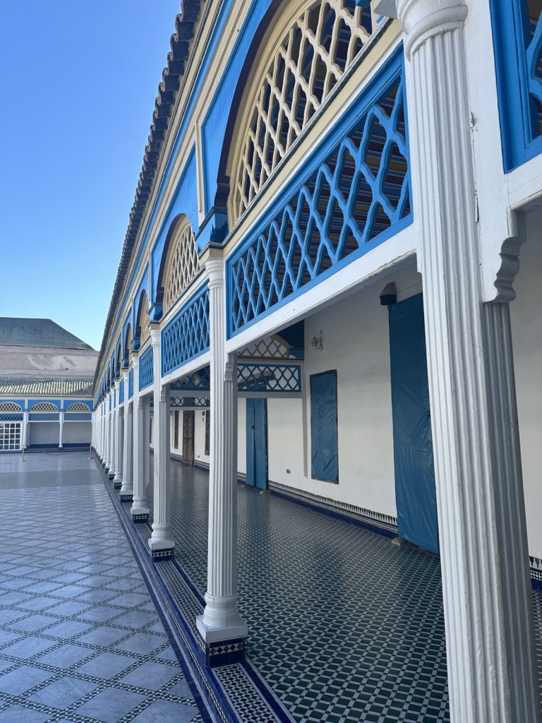 Blaue Holzgalerie am Innenhof des Bahia-Palastes in Marrakesch