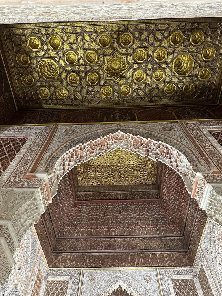 Verzierte Gewölbedecke und Bogen in den Saadier-Gräbern in Marrakesch