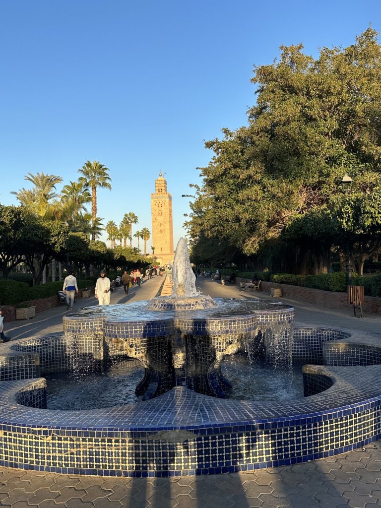 Gekachelter Brunnen und das Minarett der Koutoubia-Moschee in Marrakesch