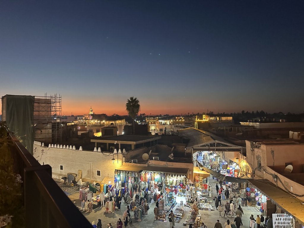 Dächer und beleuchtete Souks von Marrakesch in der Dämmerung