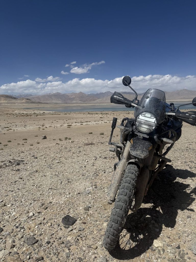 Motorrad vor einem See auf der Pamir-Hochebene