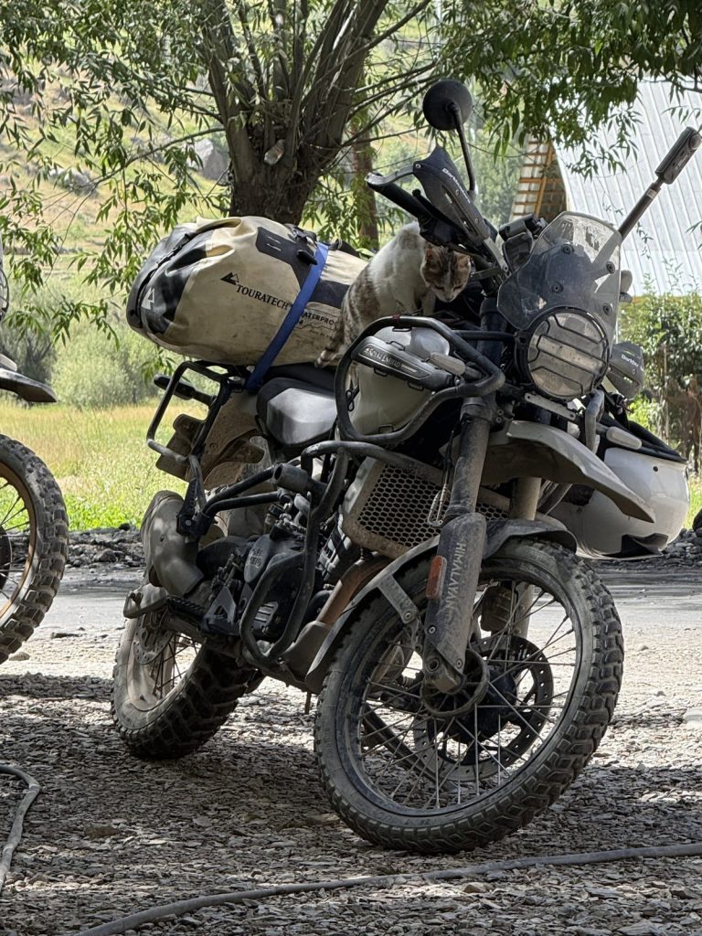 Voll beladenes Reisemotorrad am Pandsch