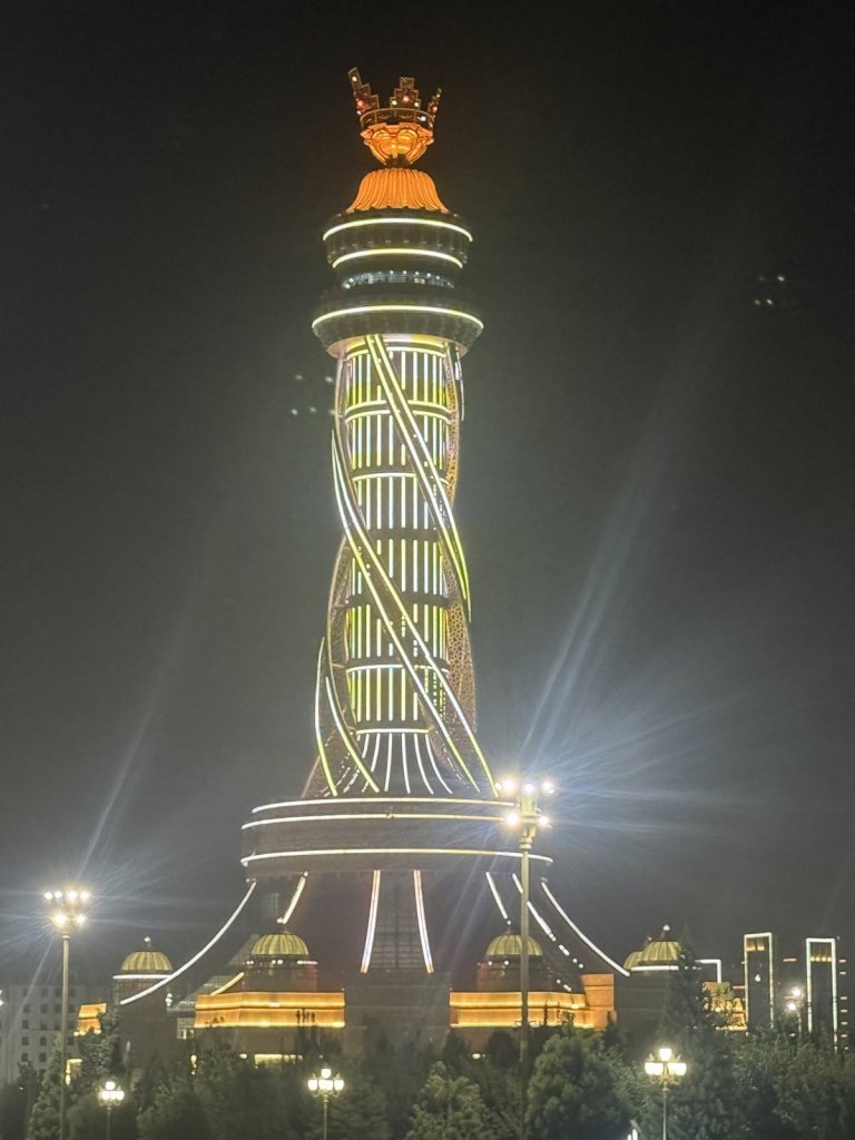 Beleuchteter Turm mit Krone in Duschanbe bei Nacht