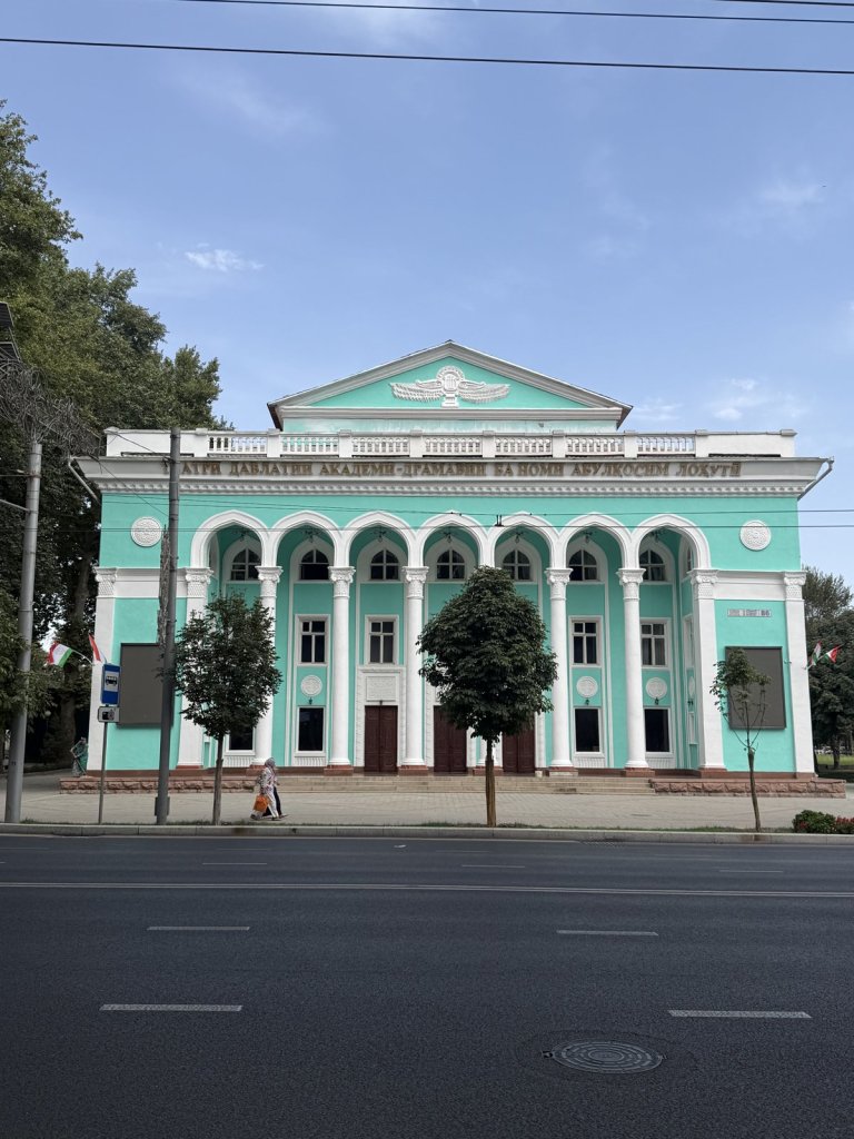 Mintgrünes Theatergebäude mit weißen Säulen