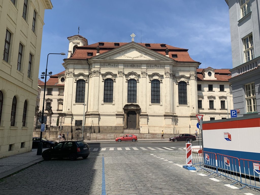 Barocke Kirche mit rotem Dach an einem Platz in der Prager Altstadt
