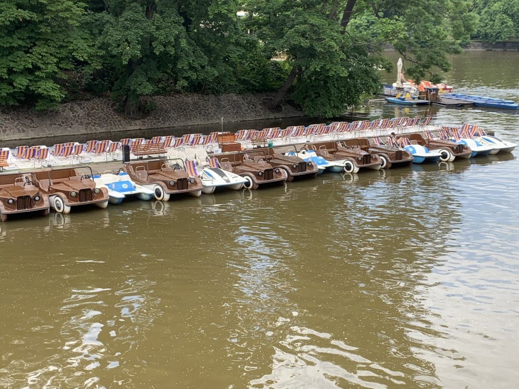 Reihe von Tretbooten am Ufer der Moldau