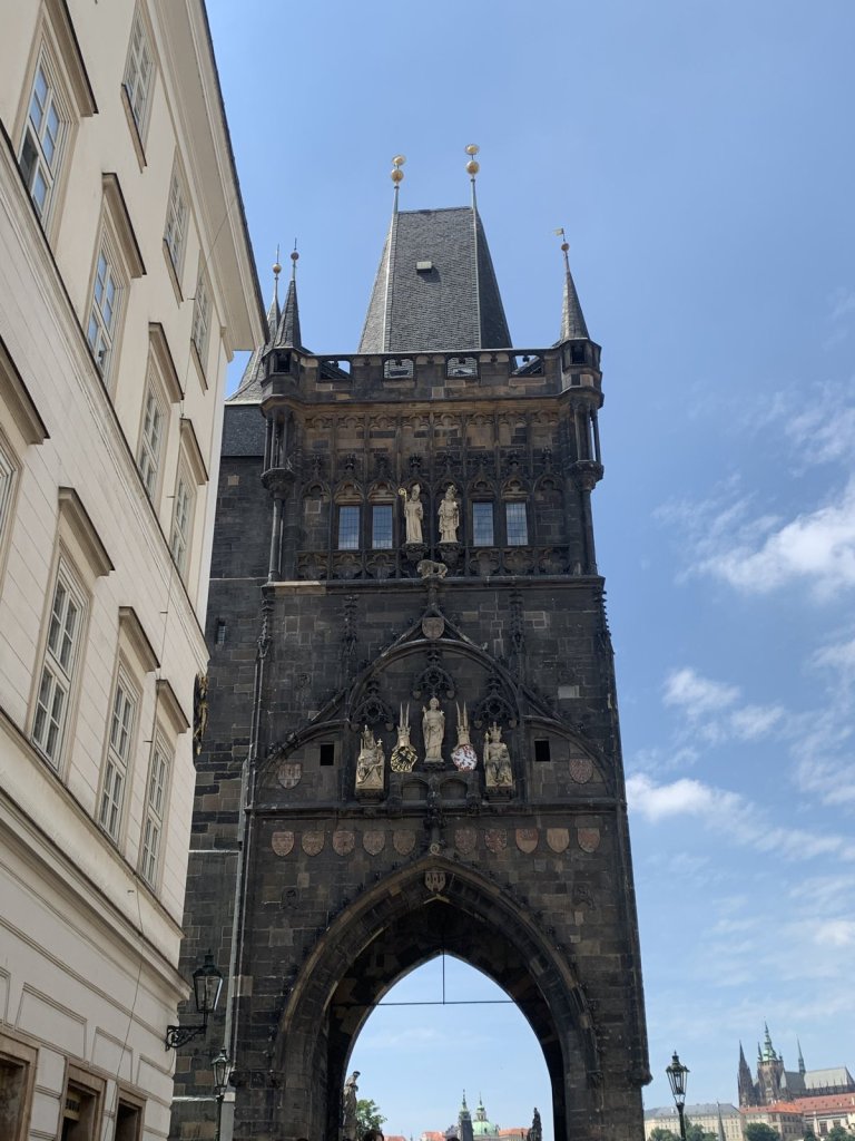Gotischer Brückenturm der Karlsbrücke in der Altstadt von Prag