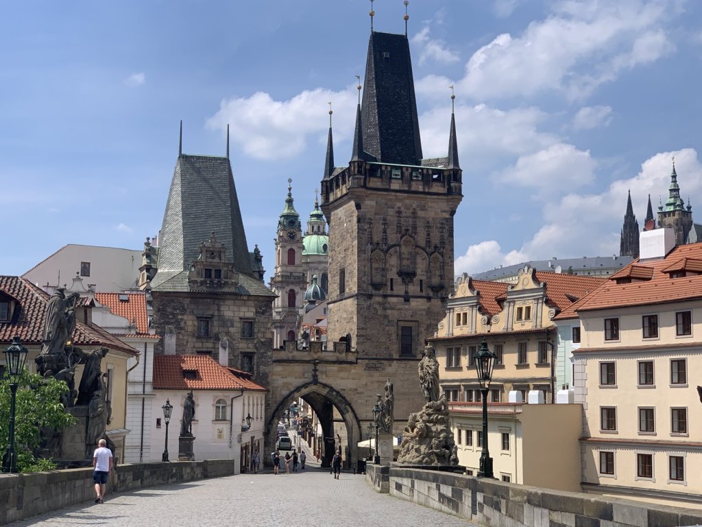 Brückentürme am Ende der Karlsbrücke und die Dächer der Kleinseite