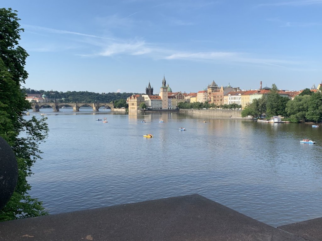 Blick über die Moldau mit Karlsbrücke und Altstadt