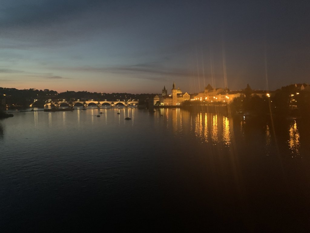 Beleuchtete Karlsbrücke und Moldau bei Nacht