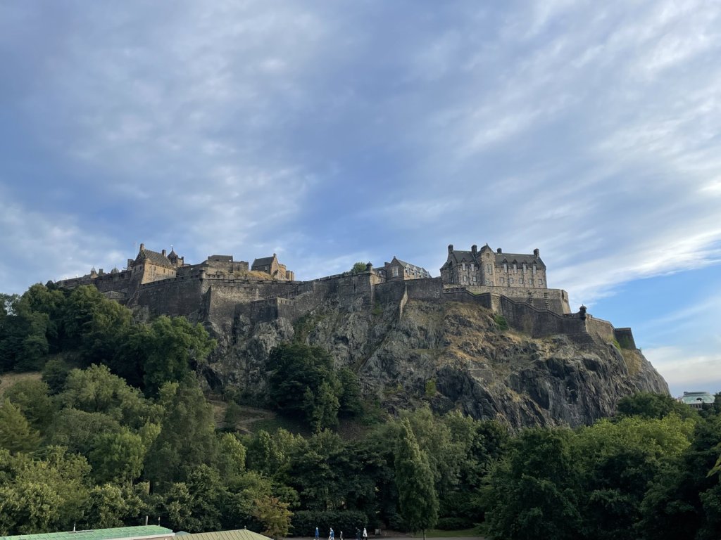 Edinburgh Castle auf seinem Felsen über den Bäumen