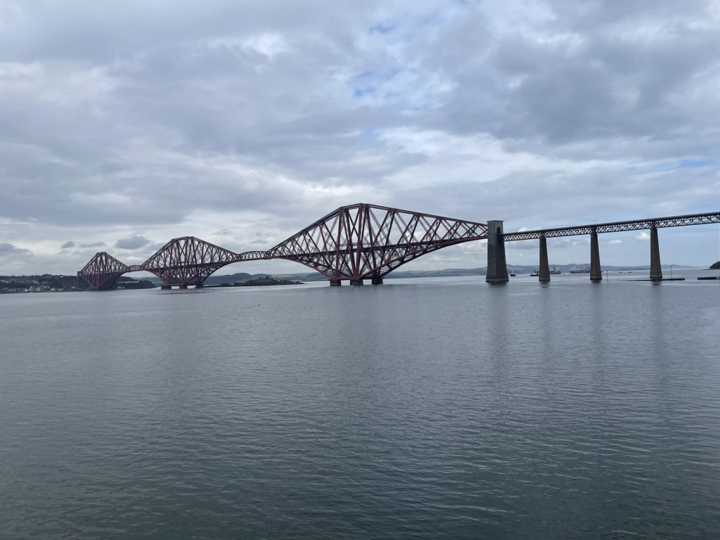 Rote Stahlbrücke der Forth Bridge über den Firth of Forth