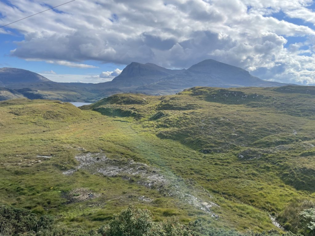 Berglandschaft mit dem Gipfel Suilven in den Highlands unter Wolken