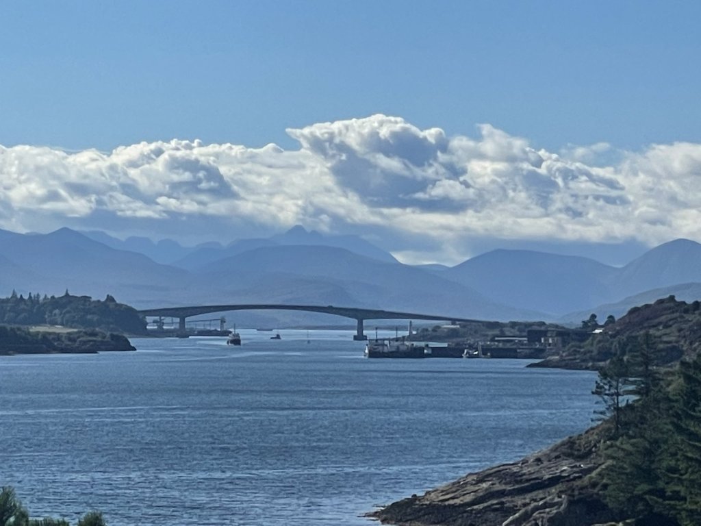 Brücke zur Insel Skye über das Wasser bei Kyle of Lochalsh vor Bergen