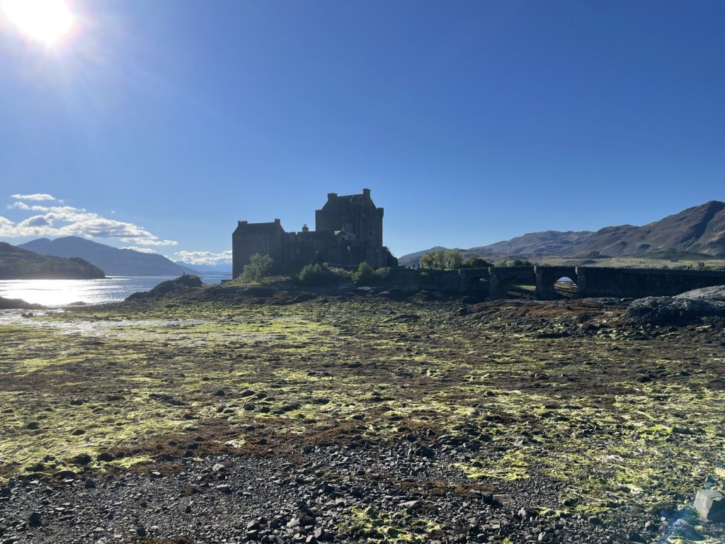 Burg Eilean Donan auf einer Insel im Gegenlicht bei Ebbe