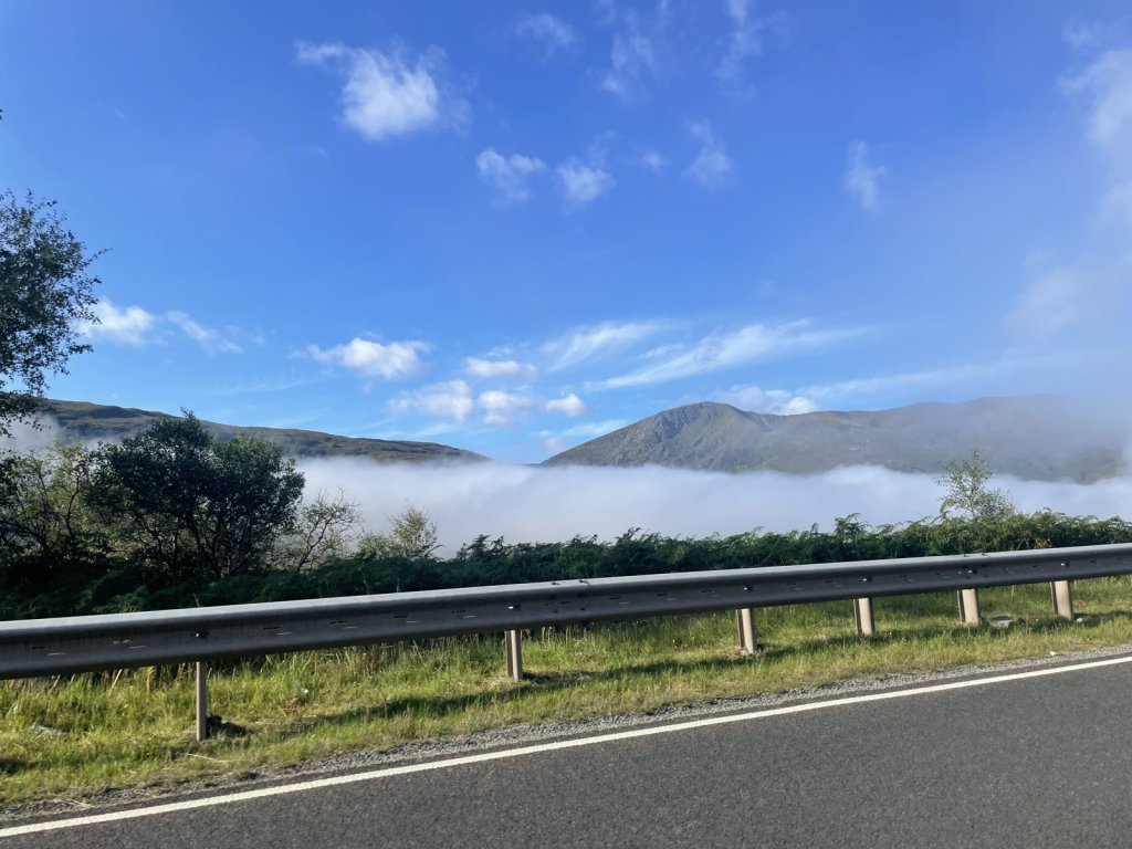 Straße im Great Glen mit Nebel im Tal und Bergen