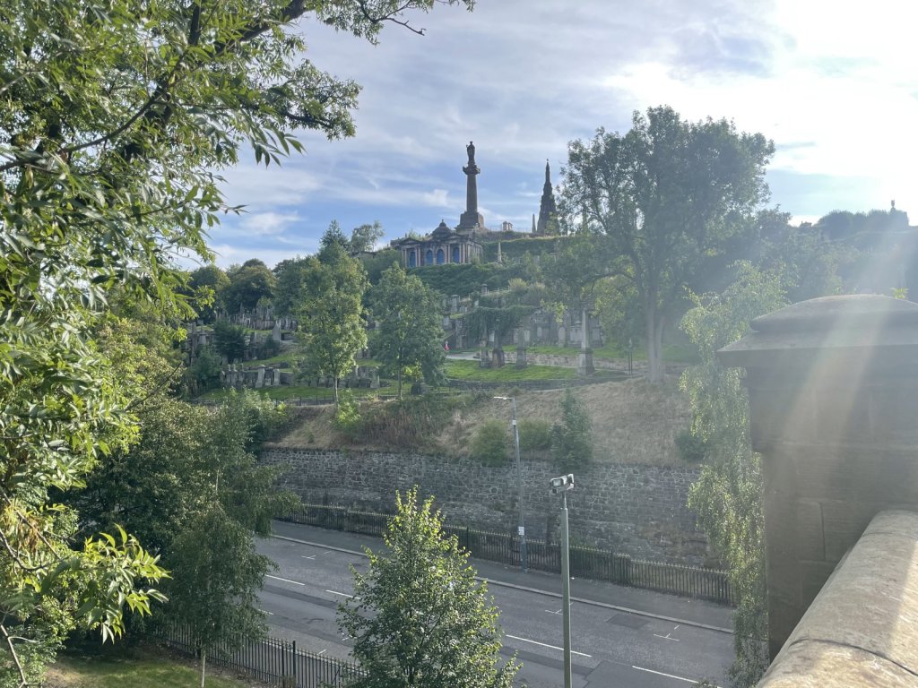 Blick über eine Straße auf den Hügel der Glasgow Necropolis