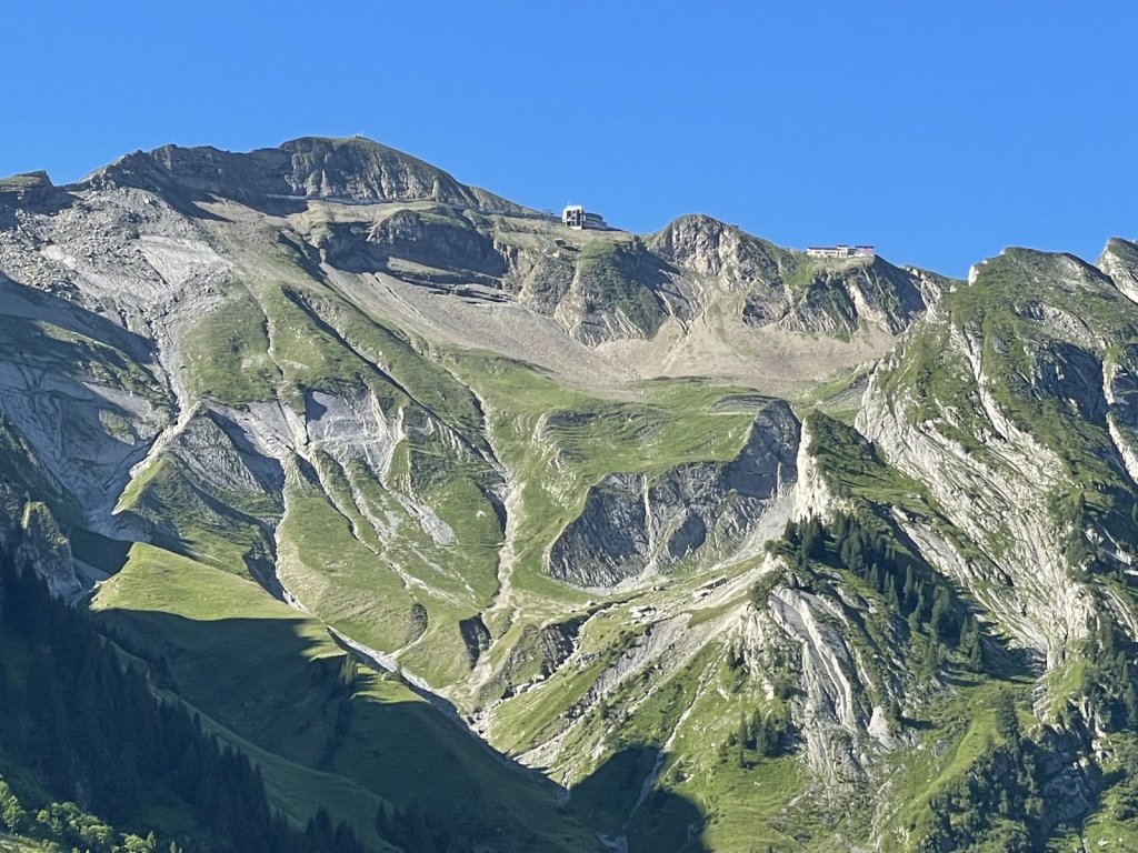 Steile grüne und graue Berghänge mit Schutthalden