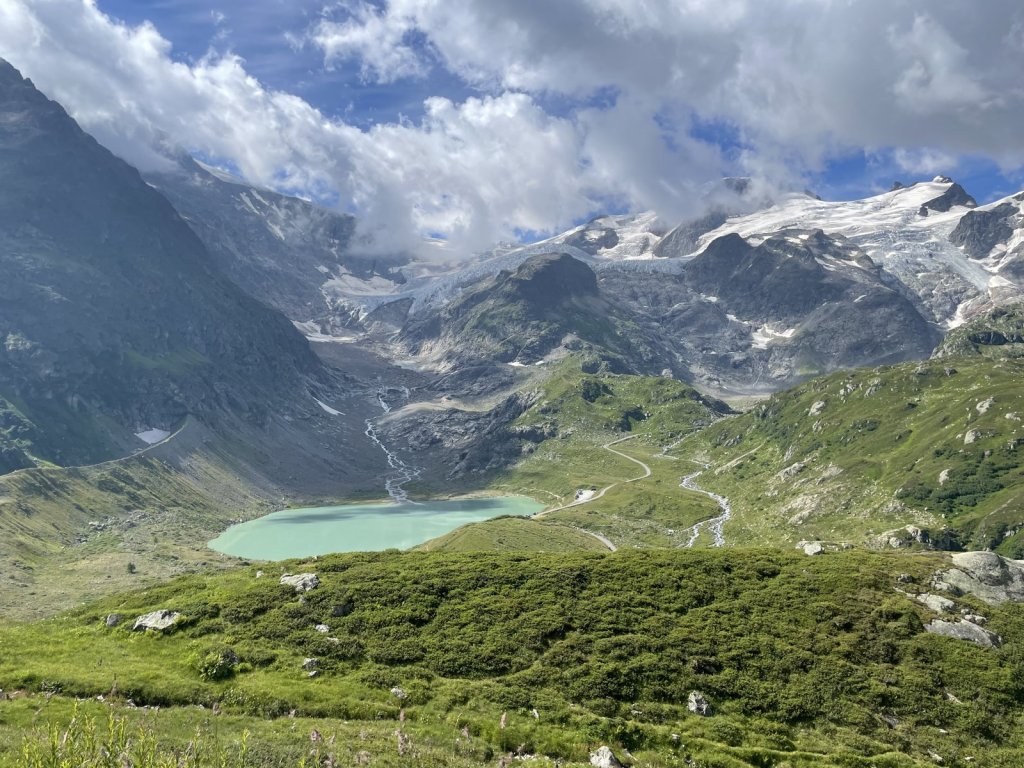 Türkisfarbener Steinsee unter dem Steingletscher und Bergen am Sustenpass
