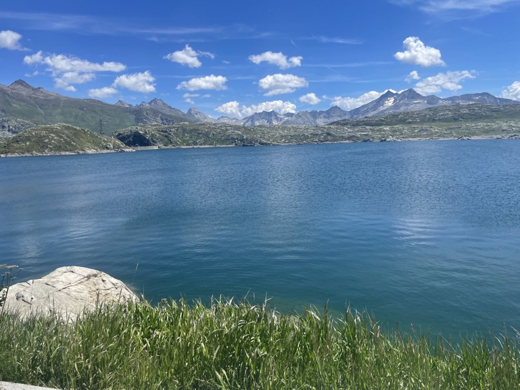 Blauer Bergsee mit Gletscherbergen im Hintergrund