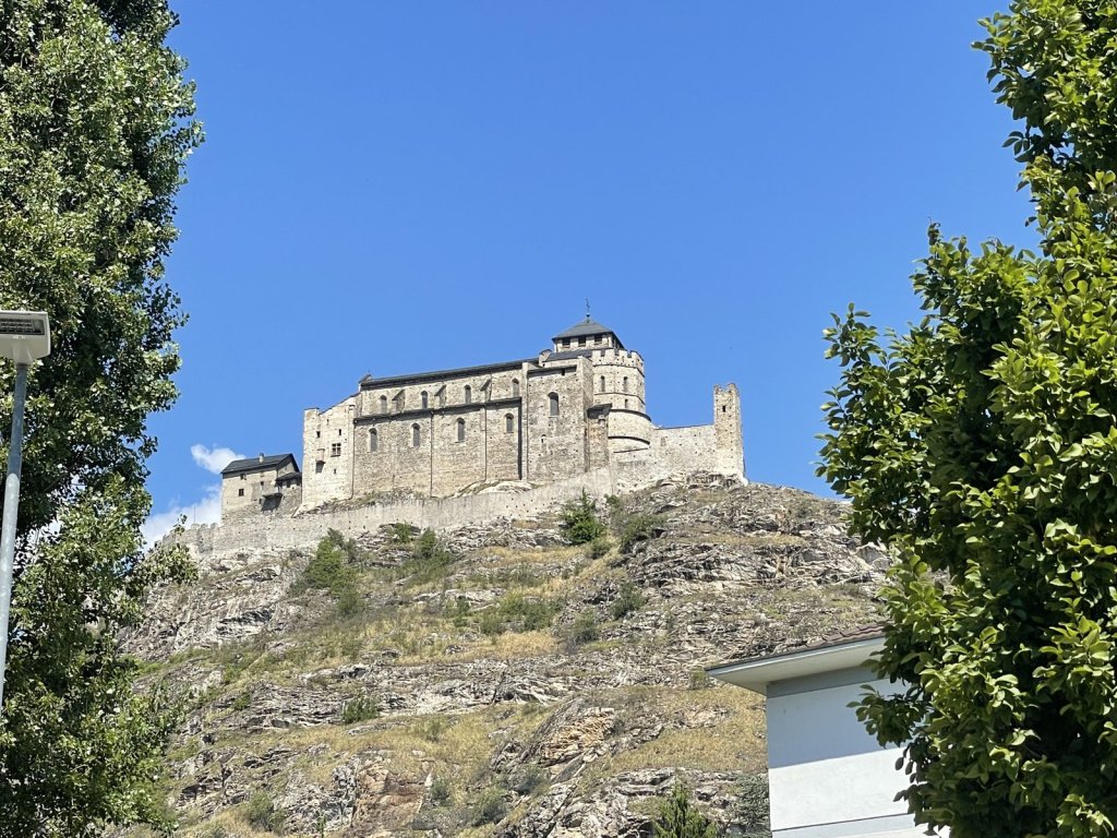 Burg auf einem Felsen über der Stadt Sitten im Wallis