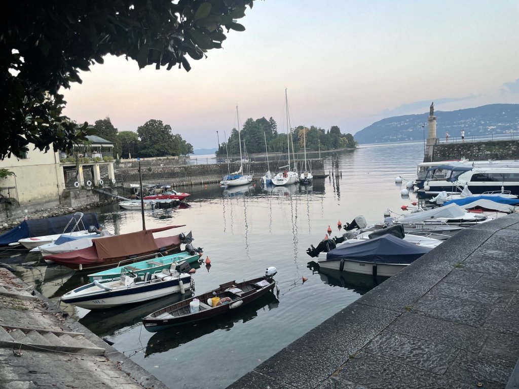 Boote und Hafenmauer am Lago Maggiore bei Verbania