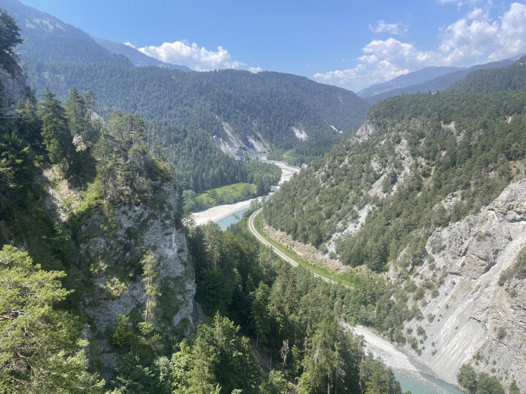 Blick in die Rheinschlucht mit dem Fluss zwischen hellen Felswänden