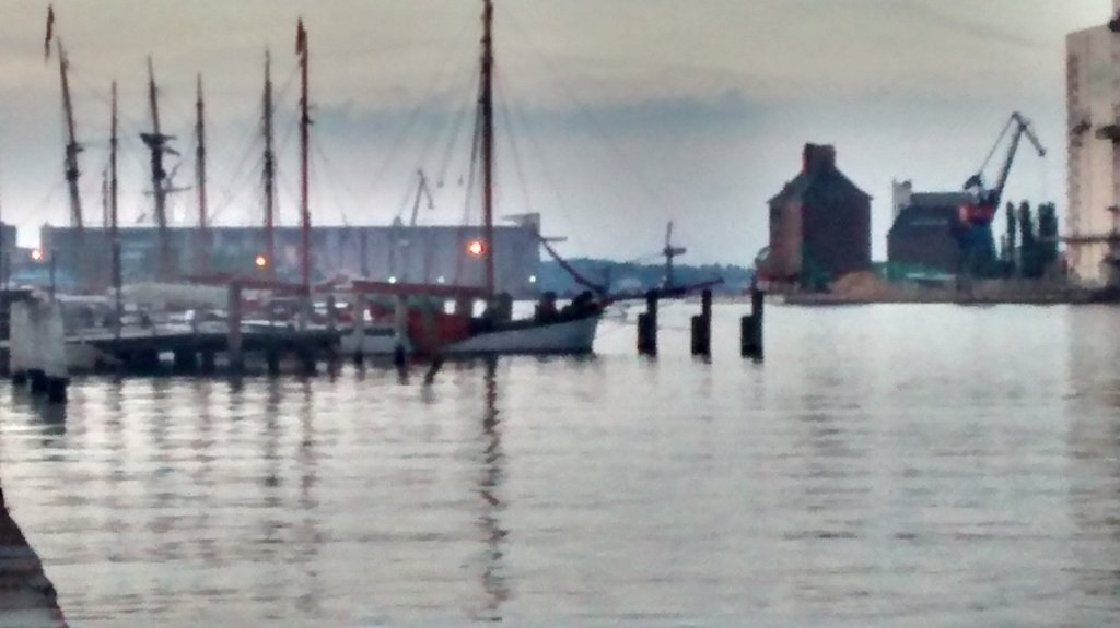 Historische Segelschiffe im Hafen von Flensburg in der Dämmerung