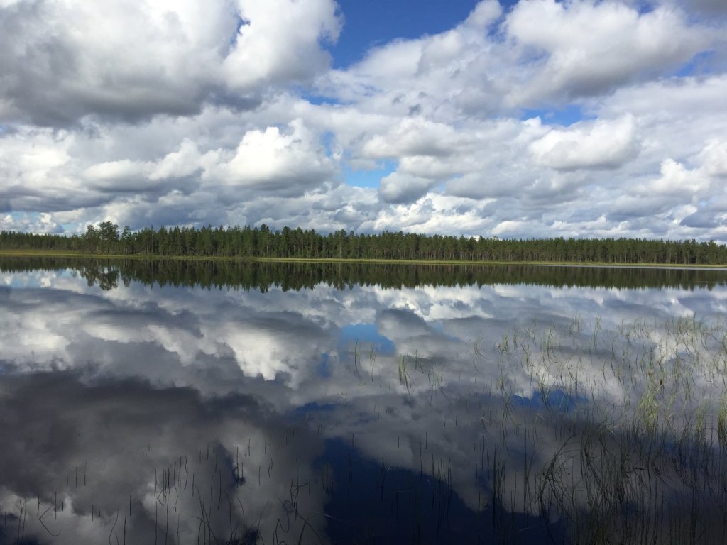 Wolken spiegeln sich in einem ruhigen See