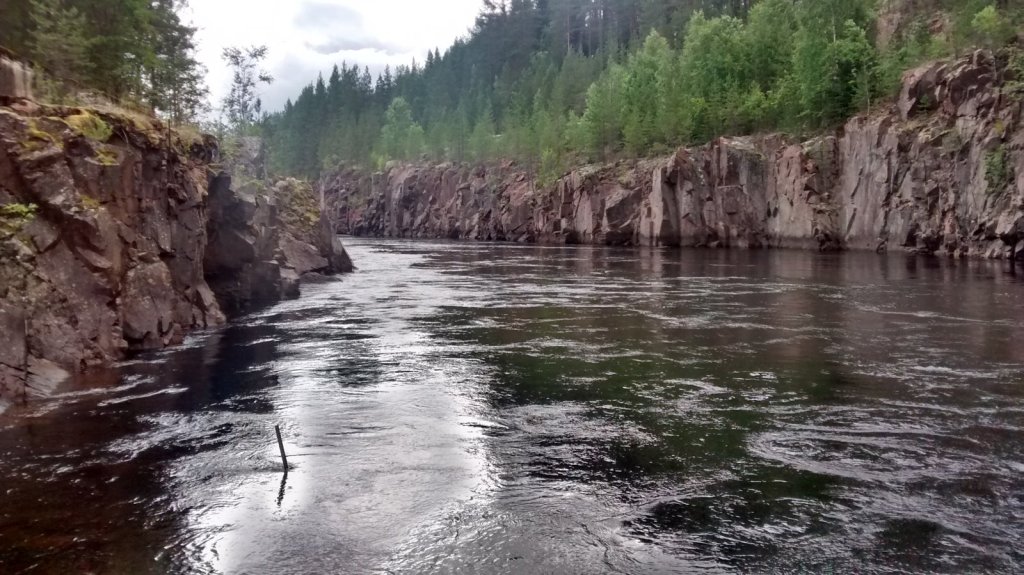Fluss in einer Felsschlucht mit bewaldeten Hängen
