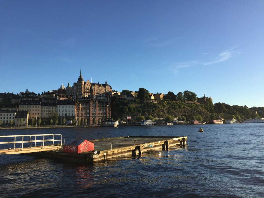 Häuser von Södermalm über dem Wasser in Stockholm