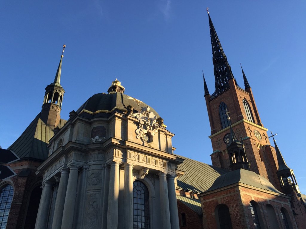 Kirche mit gusseiserner Turmspitze in Stockholm