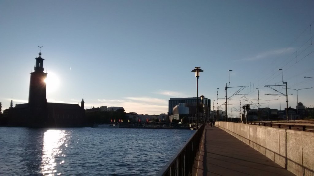 Stockholmer Stadshuset als Silhouette im Abendlicht am Wasser
